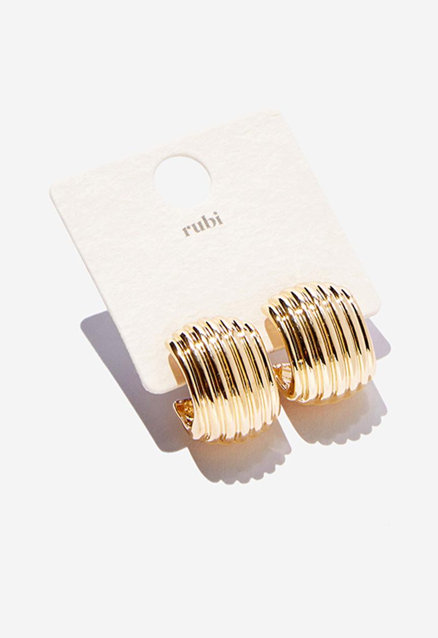 Rubi - Small charm earring - up gold ridged sqoval