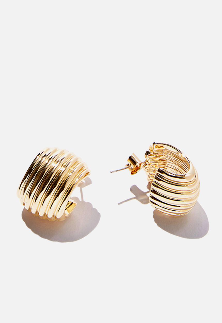 Rubi - Small charm earring - up gold ridged sqoval