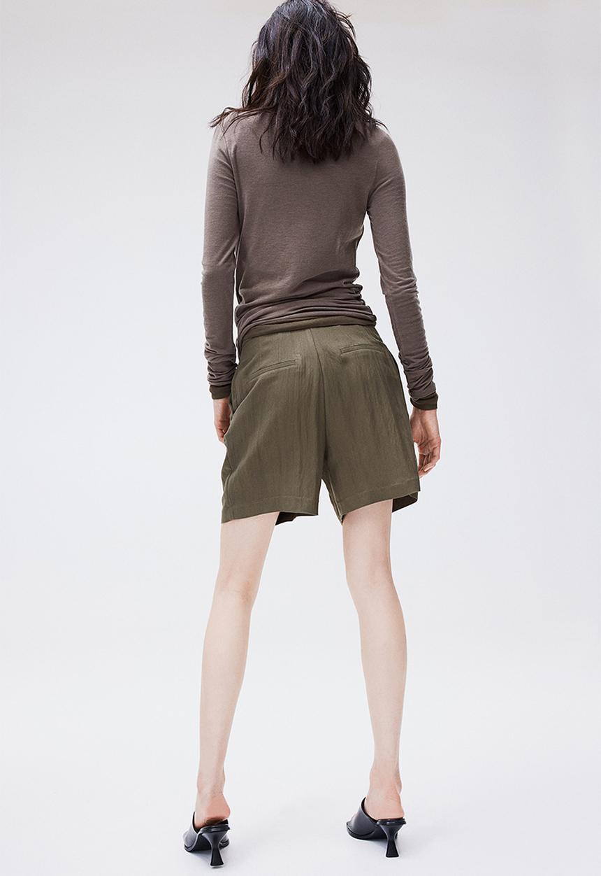 H&M - Knee-length shorts - dark khaki green