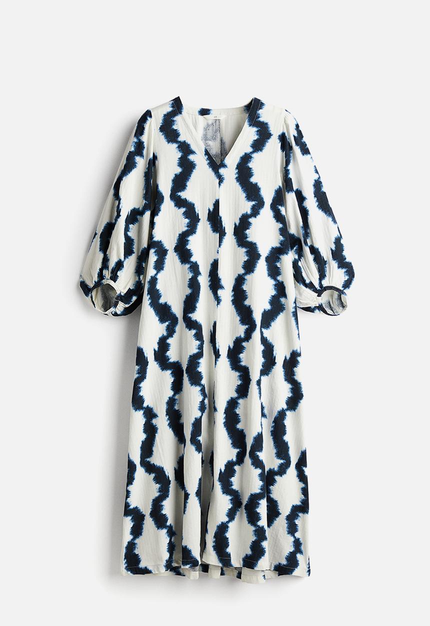 H&M - V-neck dress - white & navy blue patterned