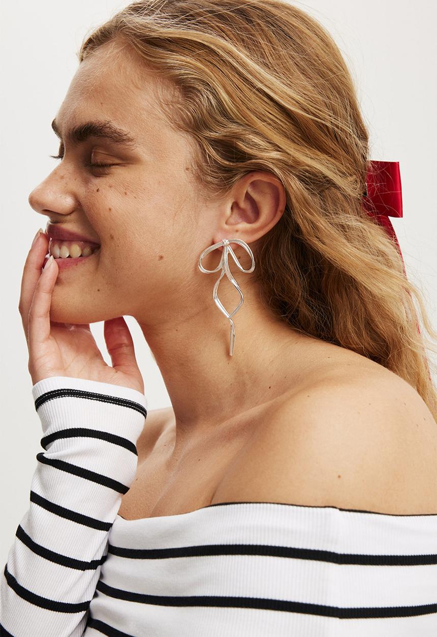 Rubi - Mid charm earrings - silver drop bows