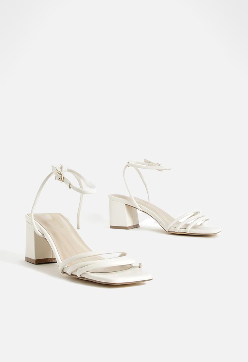 boohoo - Wide Fit Square Toe Triple Strap Low Block Heel Sandals - ecru