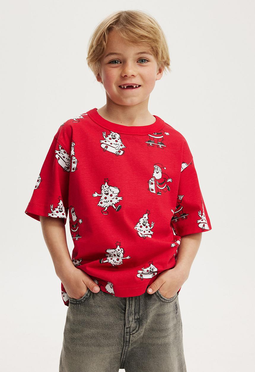 Cotton On - Jonny short sleeve print tee - varsity red/santa & christmas tree yardage