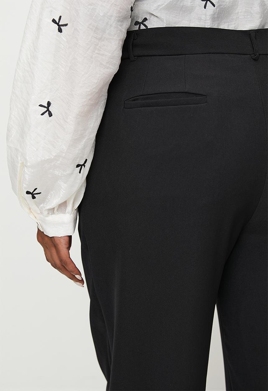 Me&B - Plus Tailored Carrot Leg Pants In Black - Black