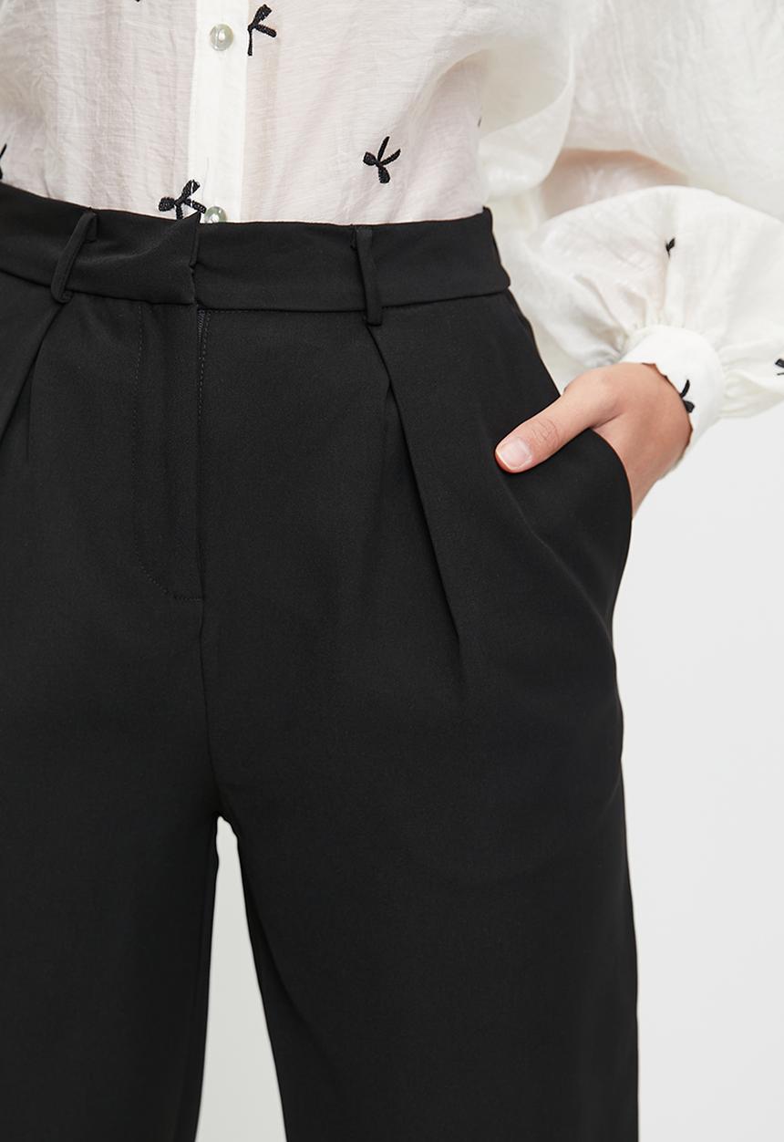 Me&B - Tailored Carrot Leg Pants In Black - Black