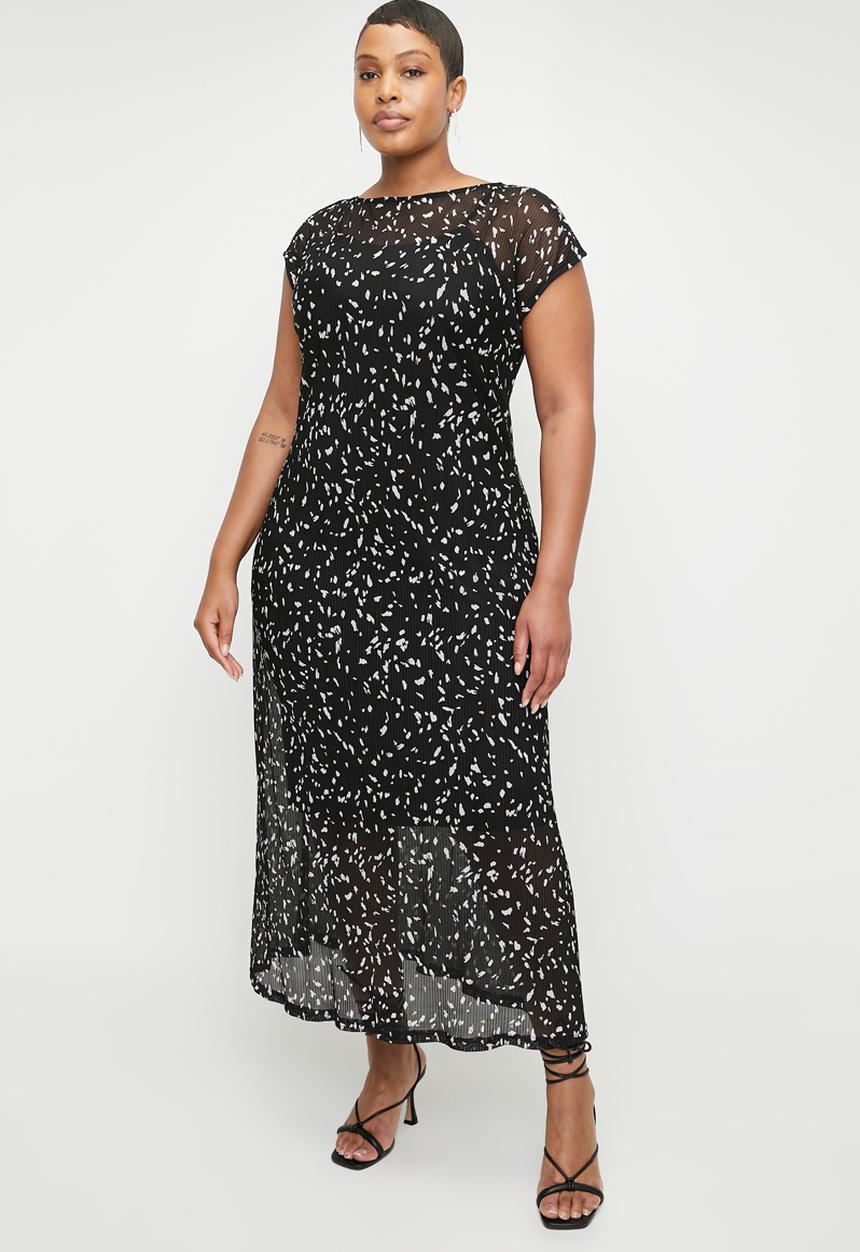 Me&B - Plus Low Back Maxi Dress In Black Foil Plisse - Blackfoil