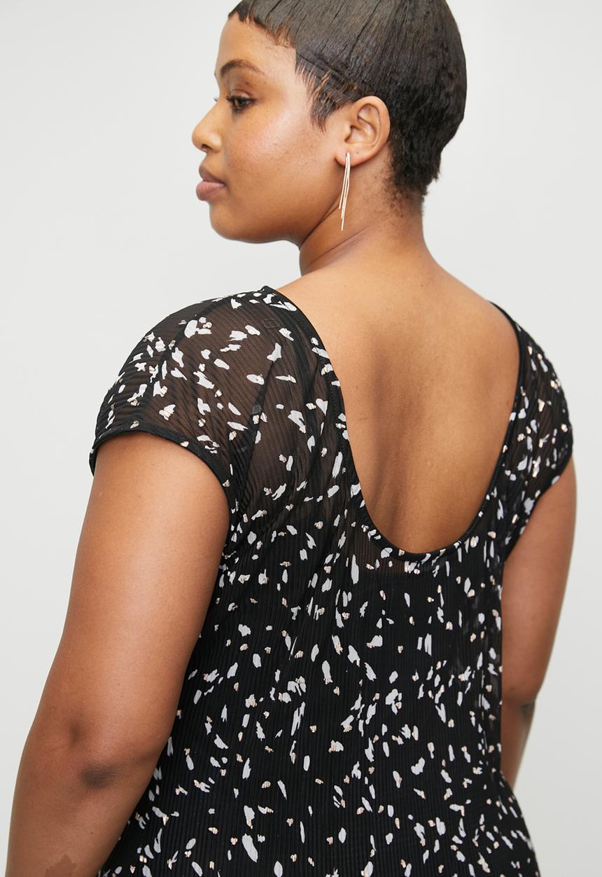 Me&B - Plus Low Back Maxi Dress In Black Foil Plisse - Blackfoil