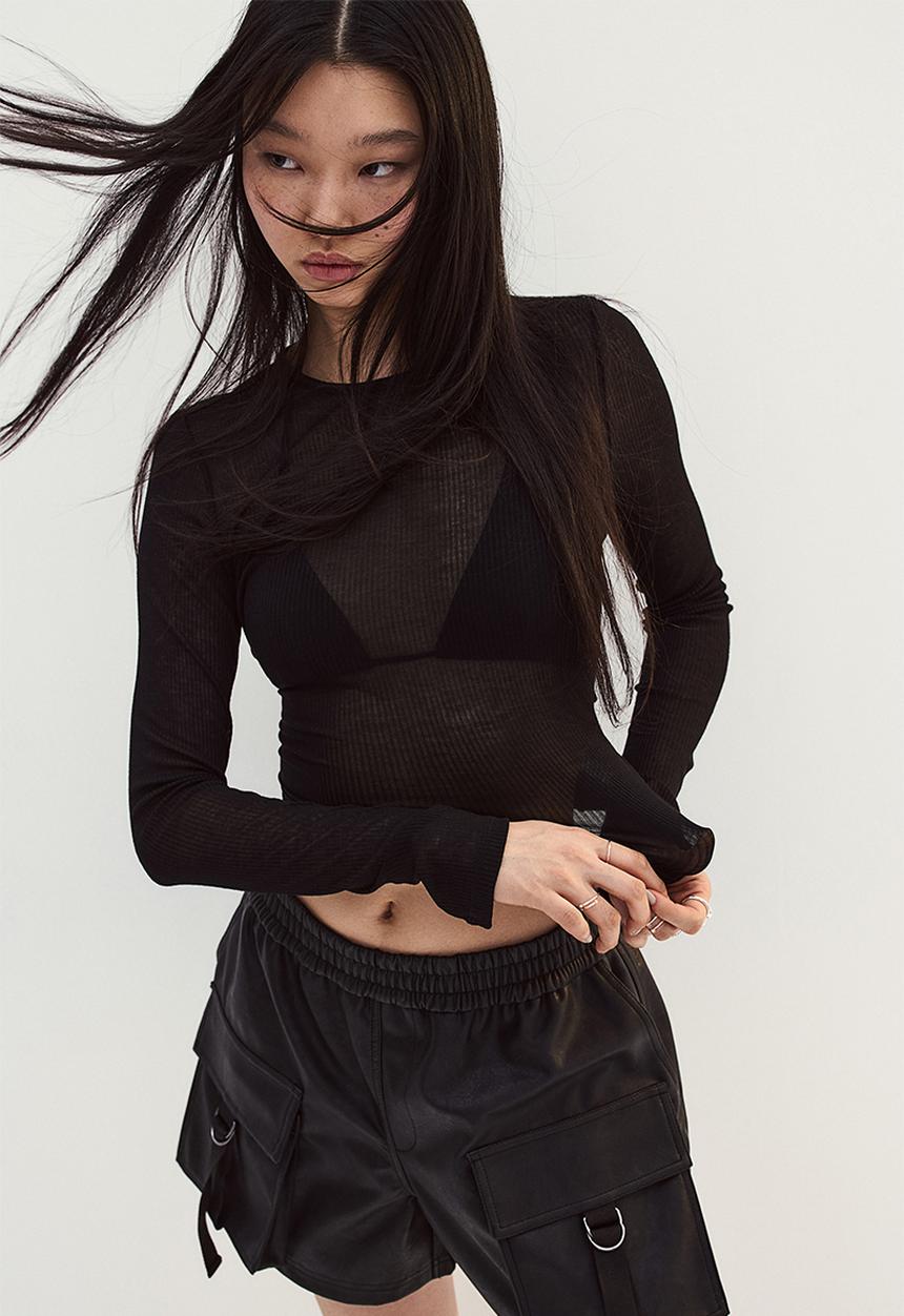 H&M - Coated cargo shorts - black