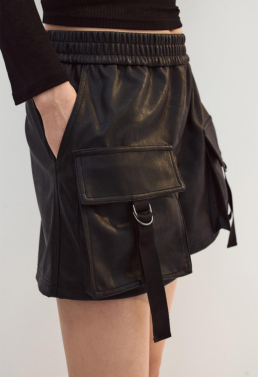 H&M - Coated cargo shorts - black