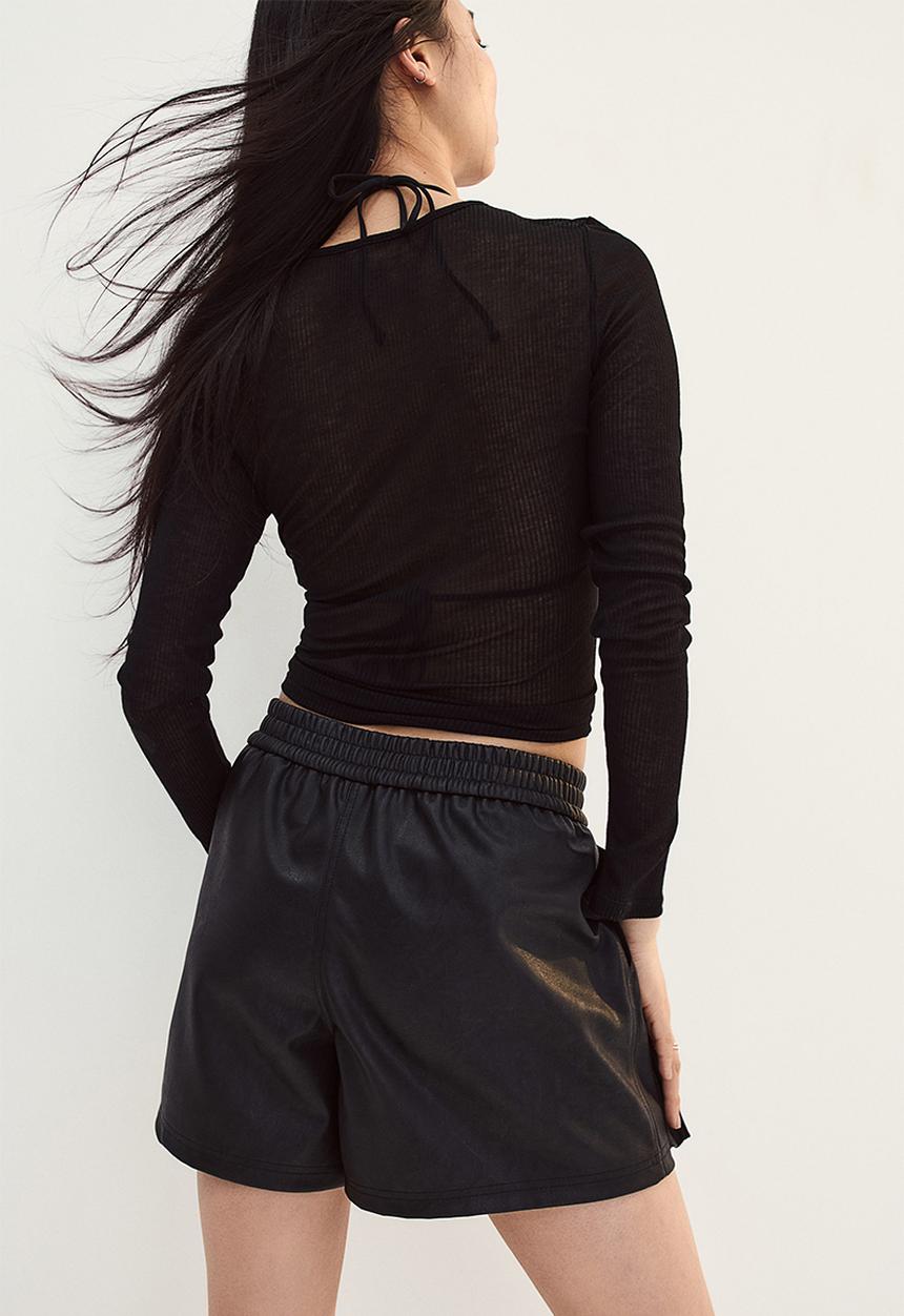 H&M - Coated cargo shorts - black