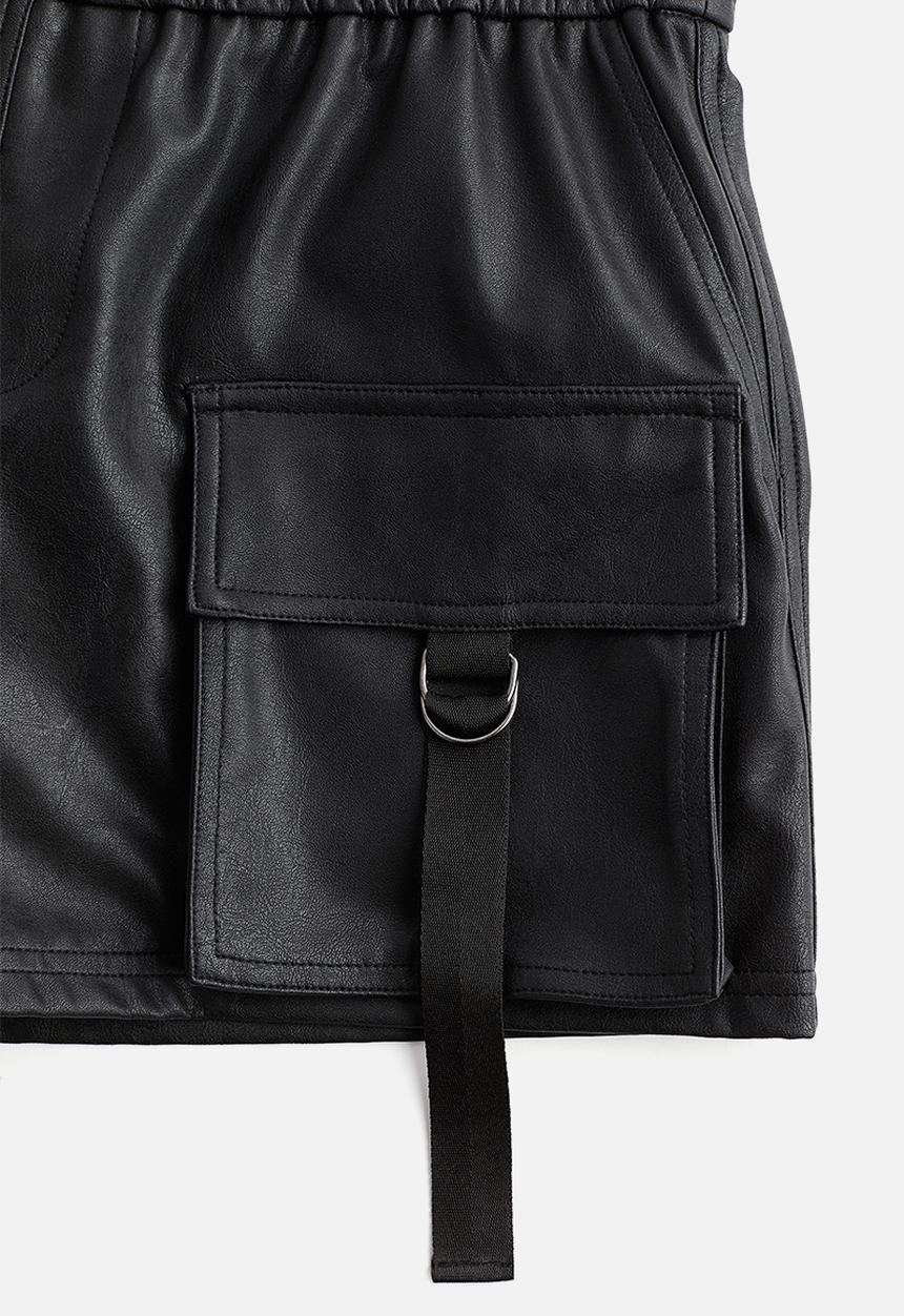H&M - Coated cargo shorts - black