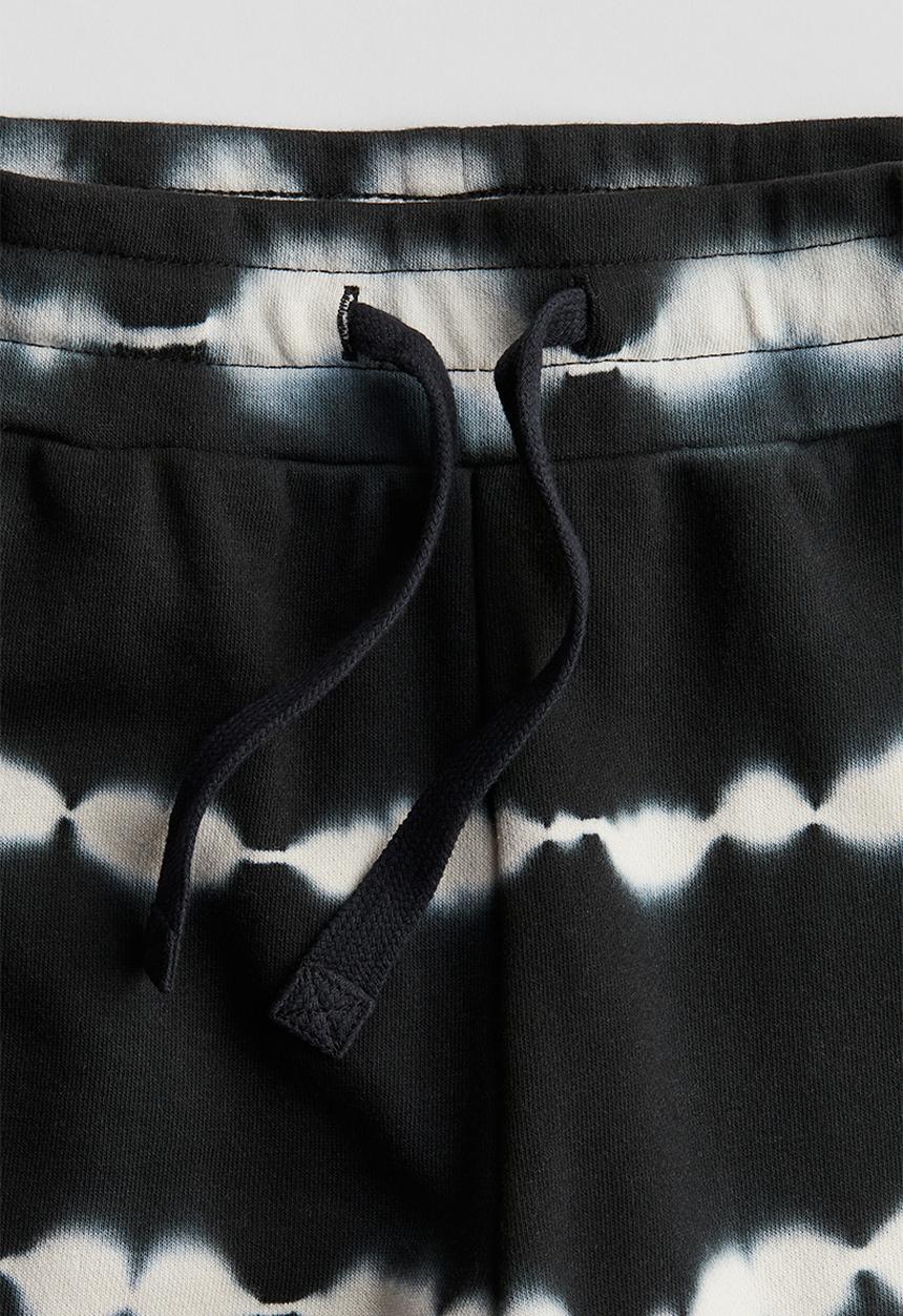 H&M - Printed sweatshorts - black tie-dye