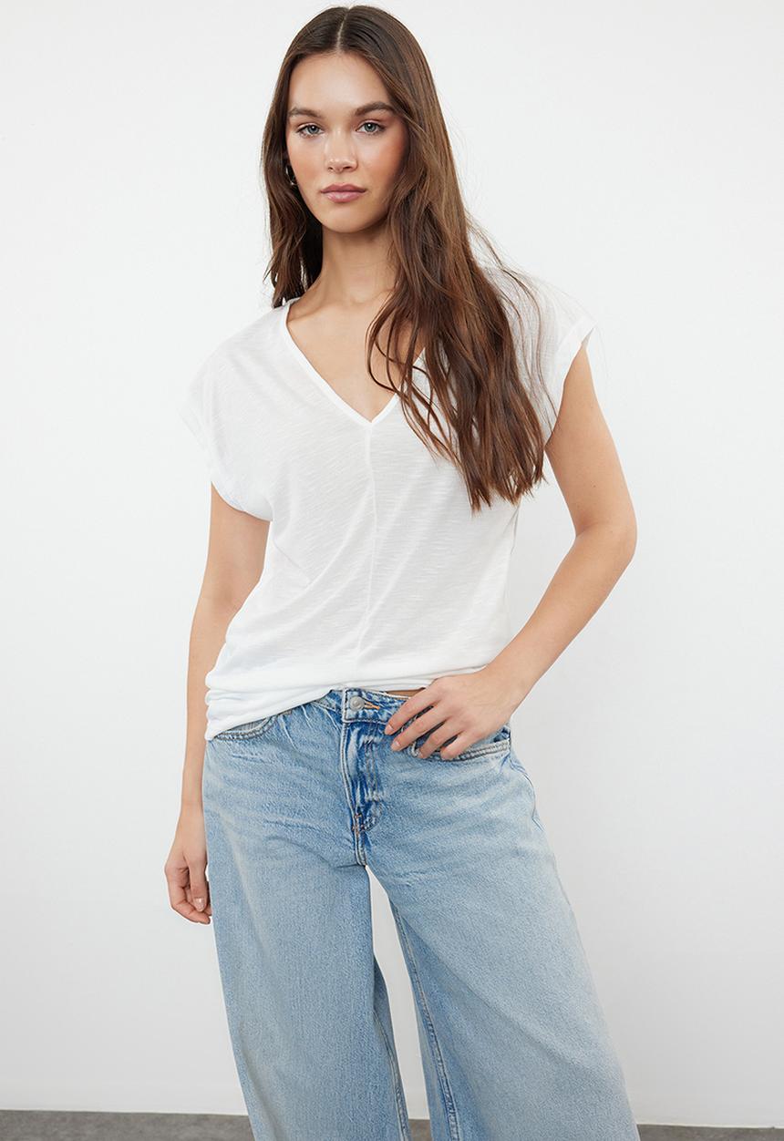 Trendyol - V-neck relaxed knit t-shirt - white
