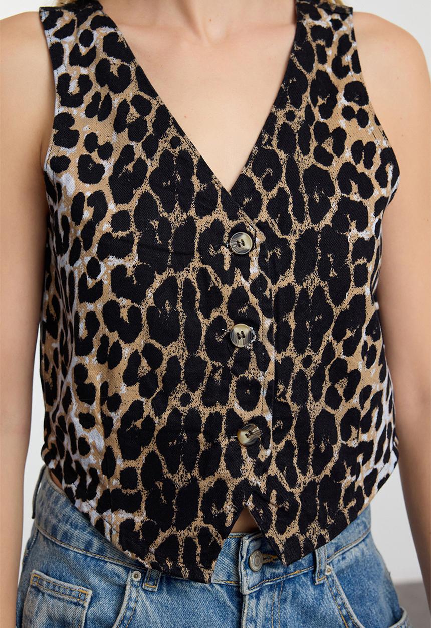 Trendyol - Fitted Leopard Patterned Fitted Vest - Multicolored