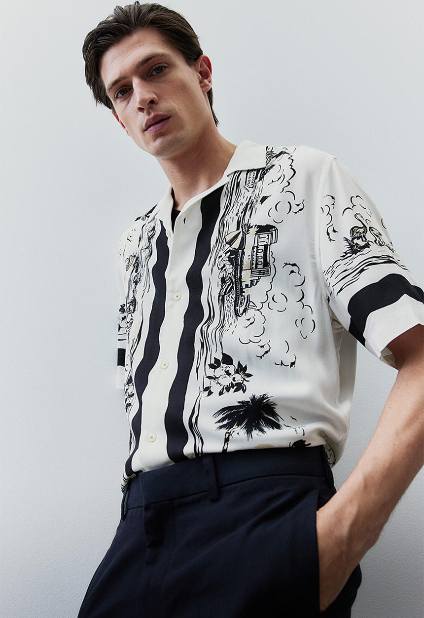 H&M - Regular fit printed resort shirt - black/riviera