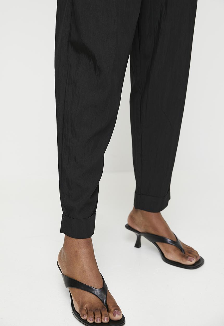 Superbalist - Pleat detail barrel leg - black