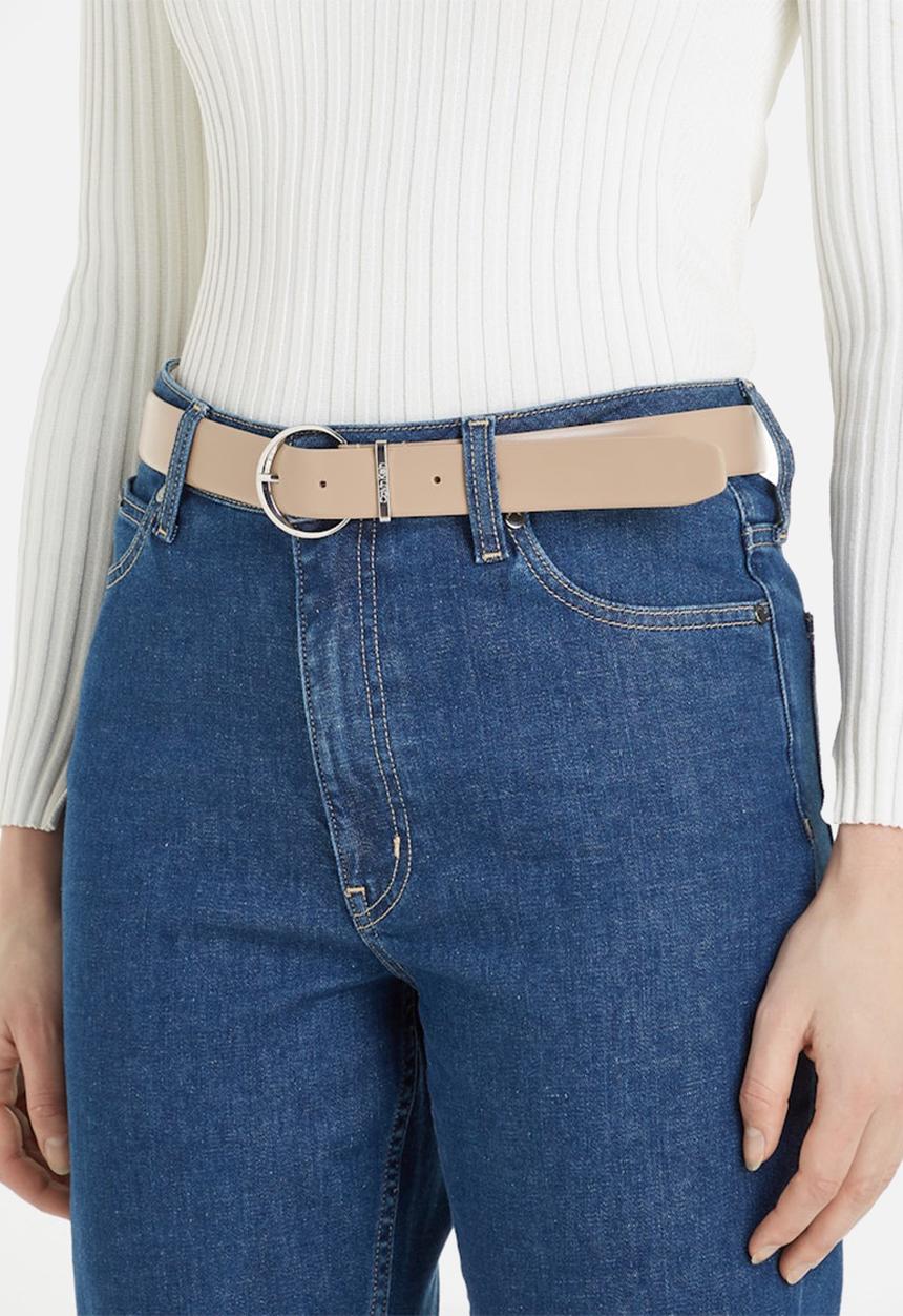 Calvin Klein - Must round buckle belt-beige