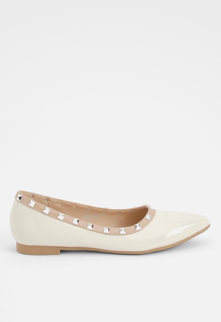 boohoo - Stud Detail Pointed Ballerina - Off White