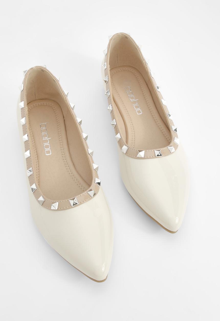 boohoo - Stud Detail Pointed Ballerina - Off White