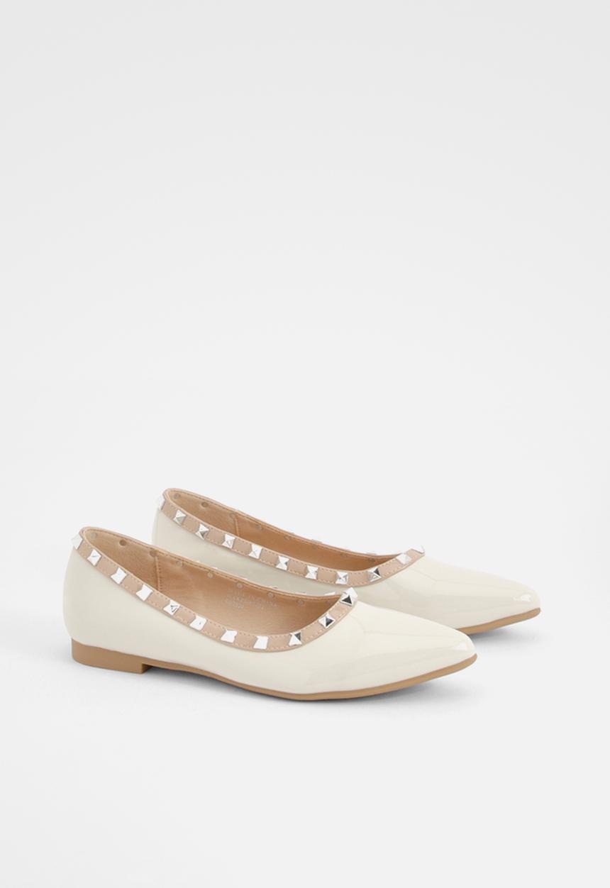 boohoo - Stud Detail Pointed Ballerina - Off White