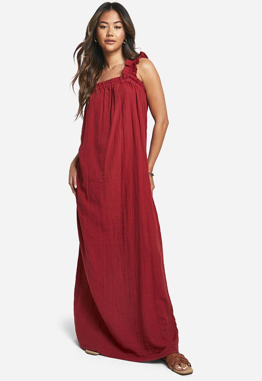 boohoo - Textured Ruffle Strap Maxi Dress - Red