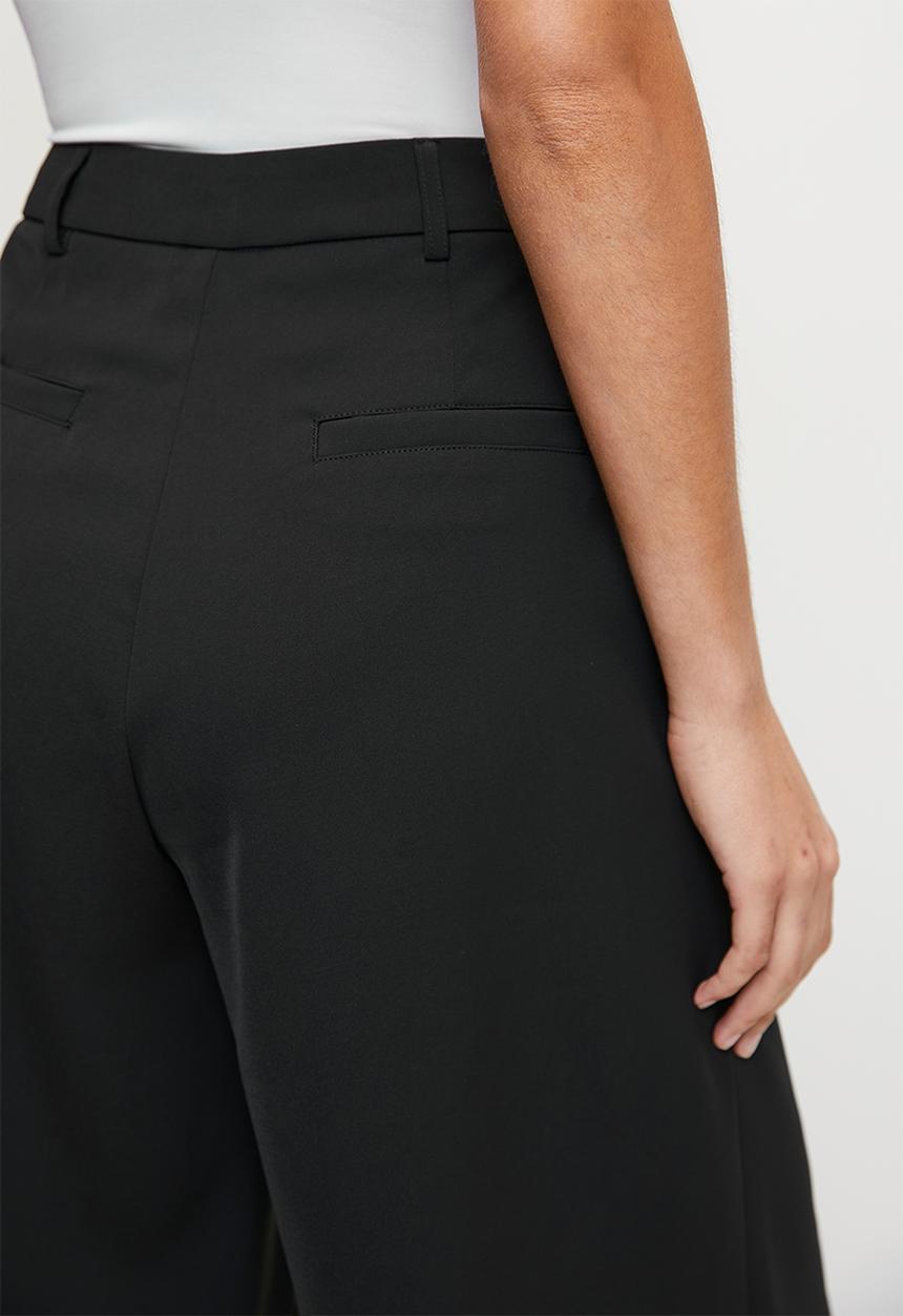 edit - Formal walk short - black