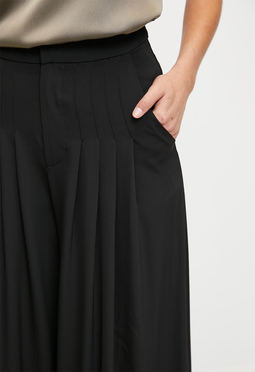 edit - Sewn in pleated pants - black