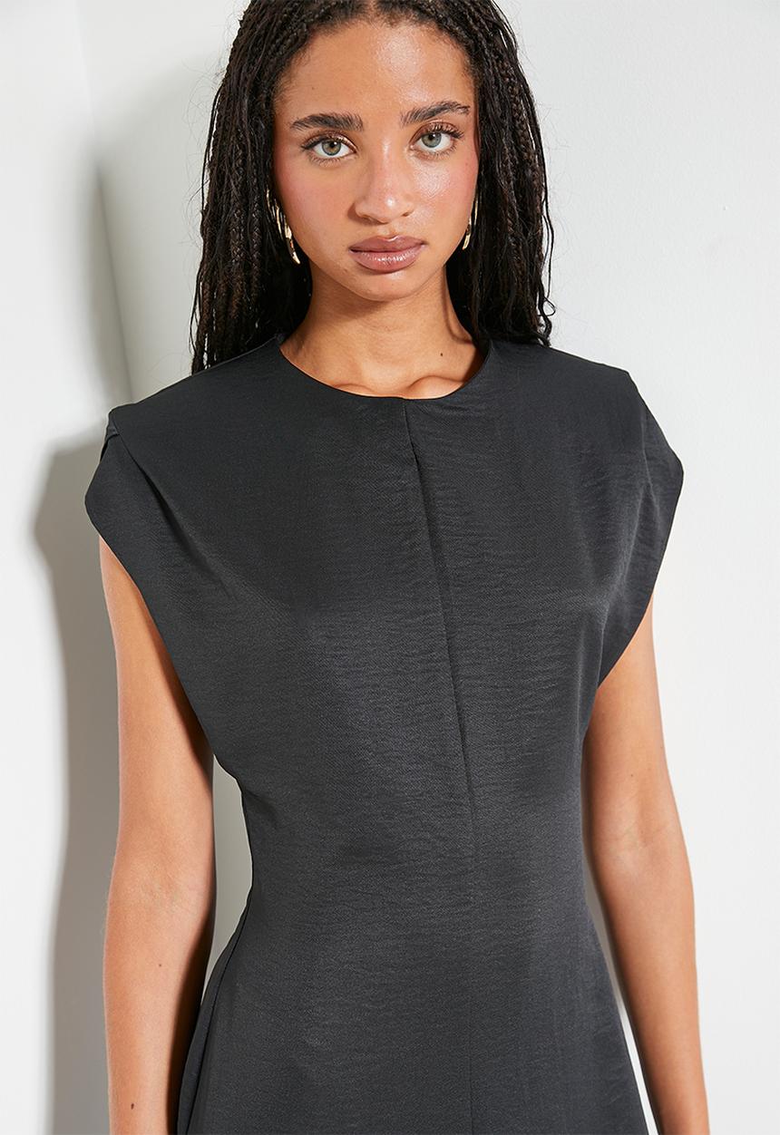 Superbalist - Minimal power shoulder midi dress - black