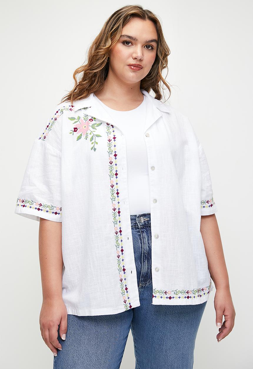 Cotton On - Plus haven short sleeve shirt - white embroidery