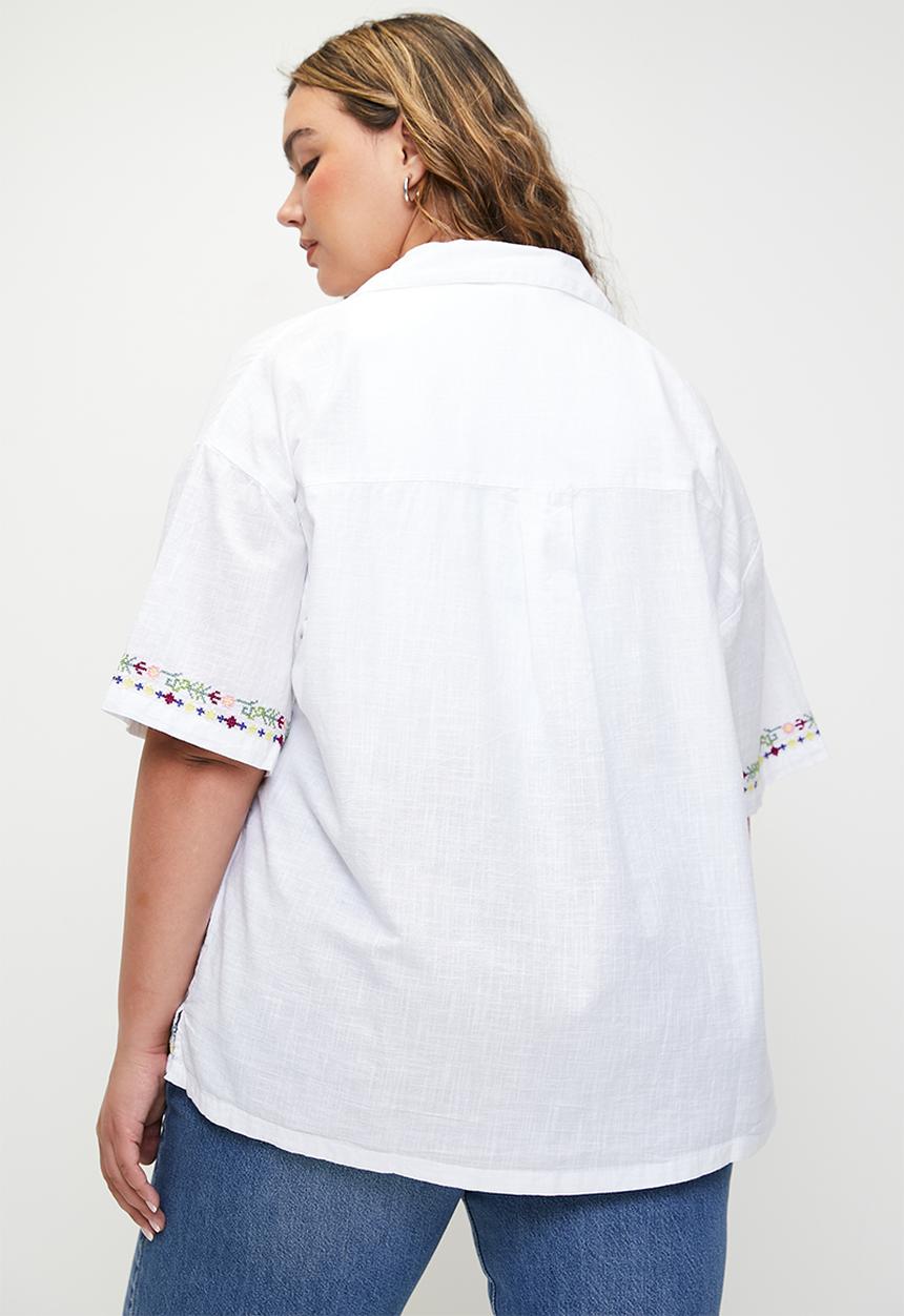 Cotton On - Plus haven short sleeve shirt - white embroidery