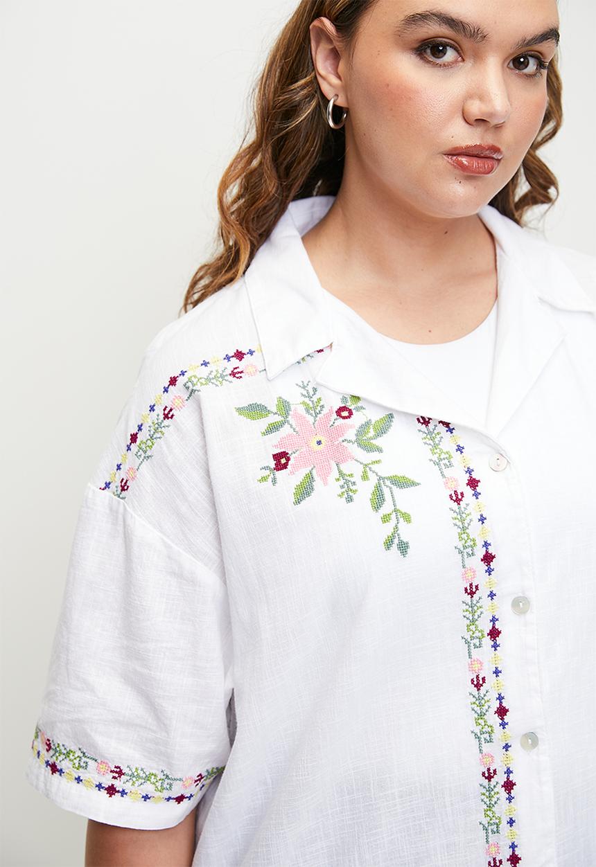Cotton On - Plus haven short sleeve shirt - white embroidery