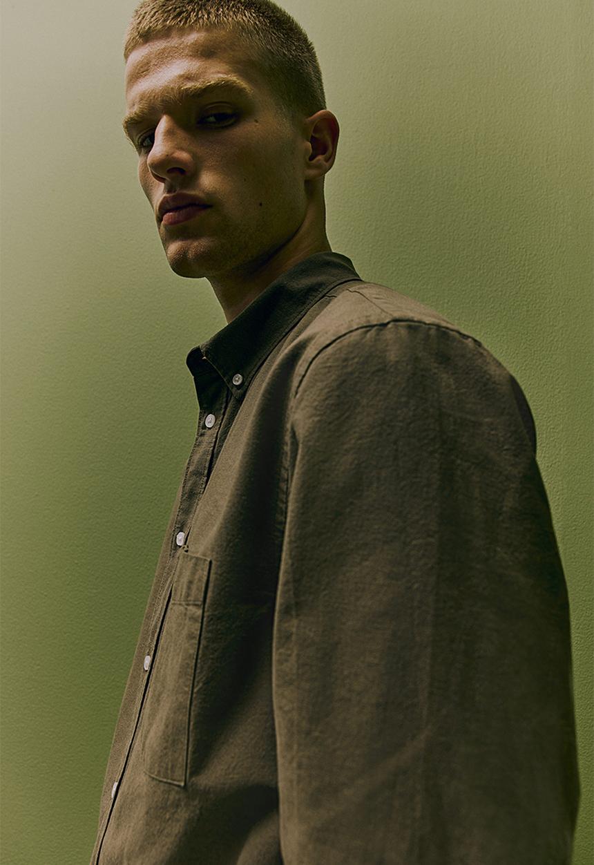 H&M - Regular fit oxford shirt - dark khaki green 