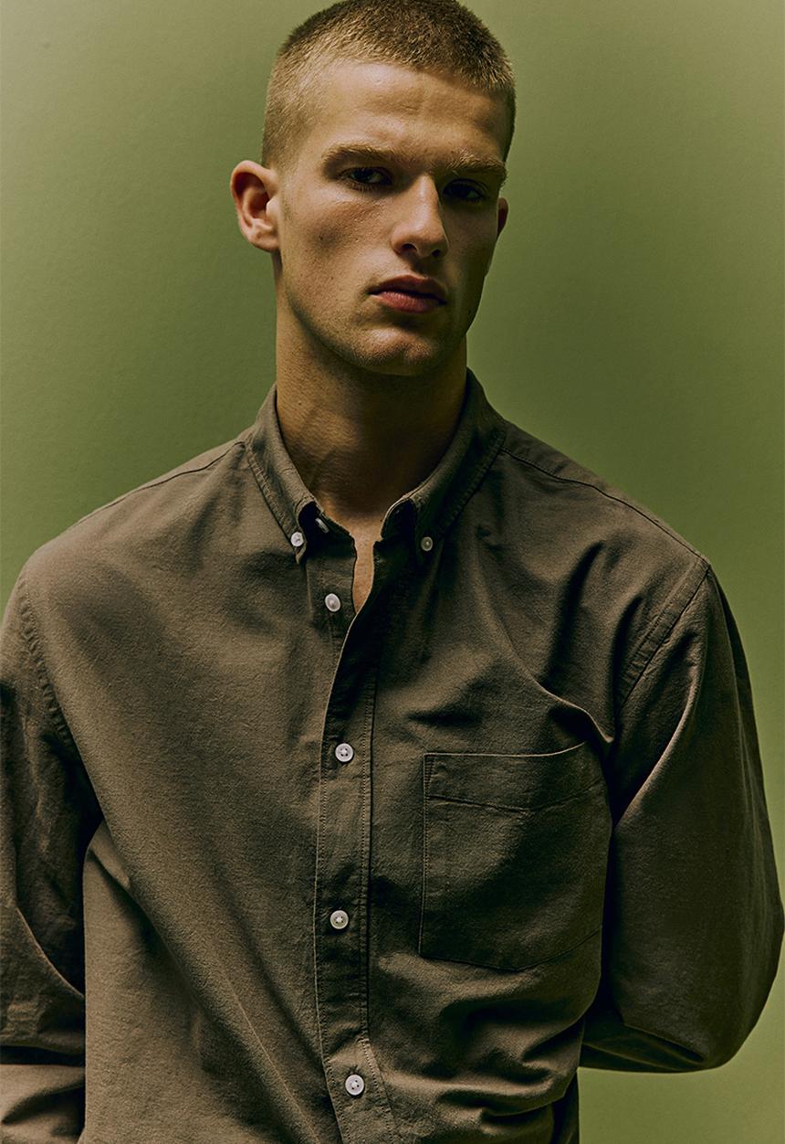 H&M - Regular fit oxford shirt - dark khaki green 