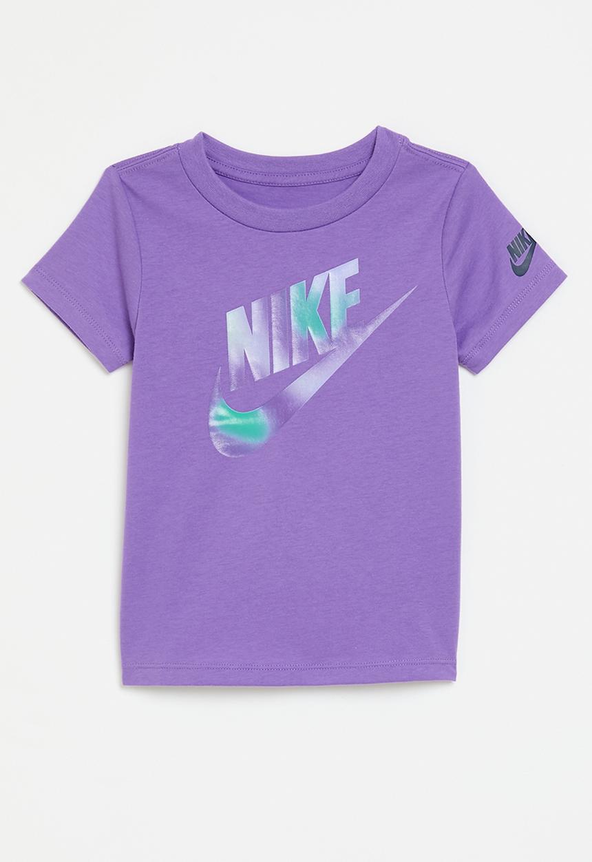 Nike - Nkg printed club graphic tee - black raspberry