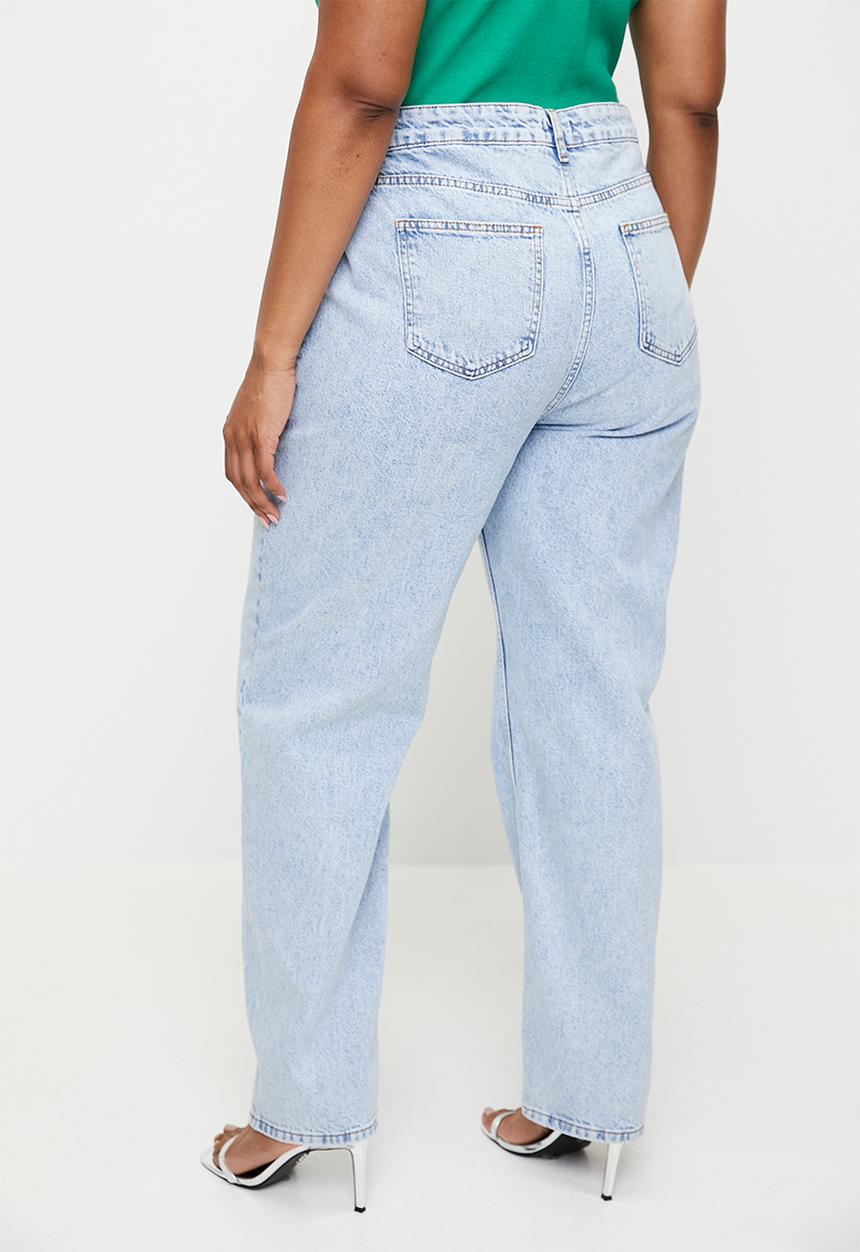 boohoo - Plus Pleated At Waist Roll Hem Mom Jeans - Acid Wash Light Blue