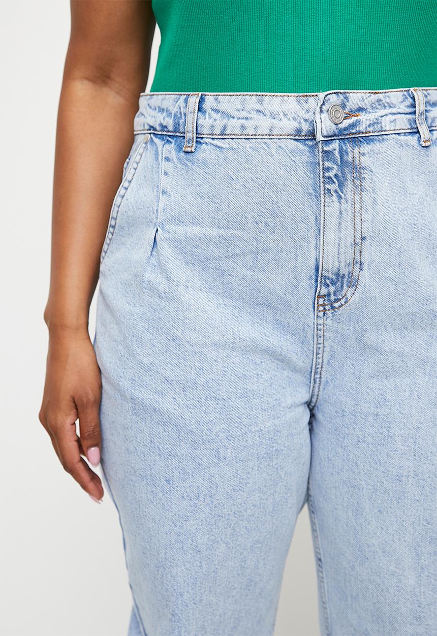 boohoo - Plus Pleated At Waist Roll Hem Mom Jeans - Acid Wash Light Blue