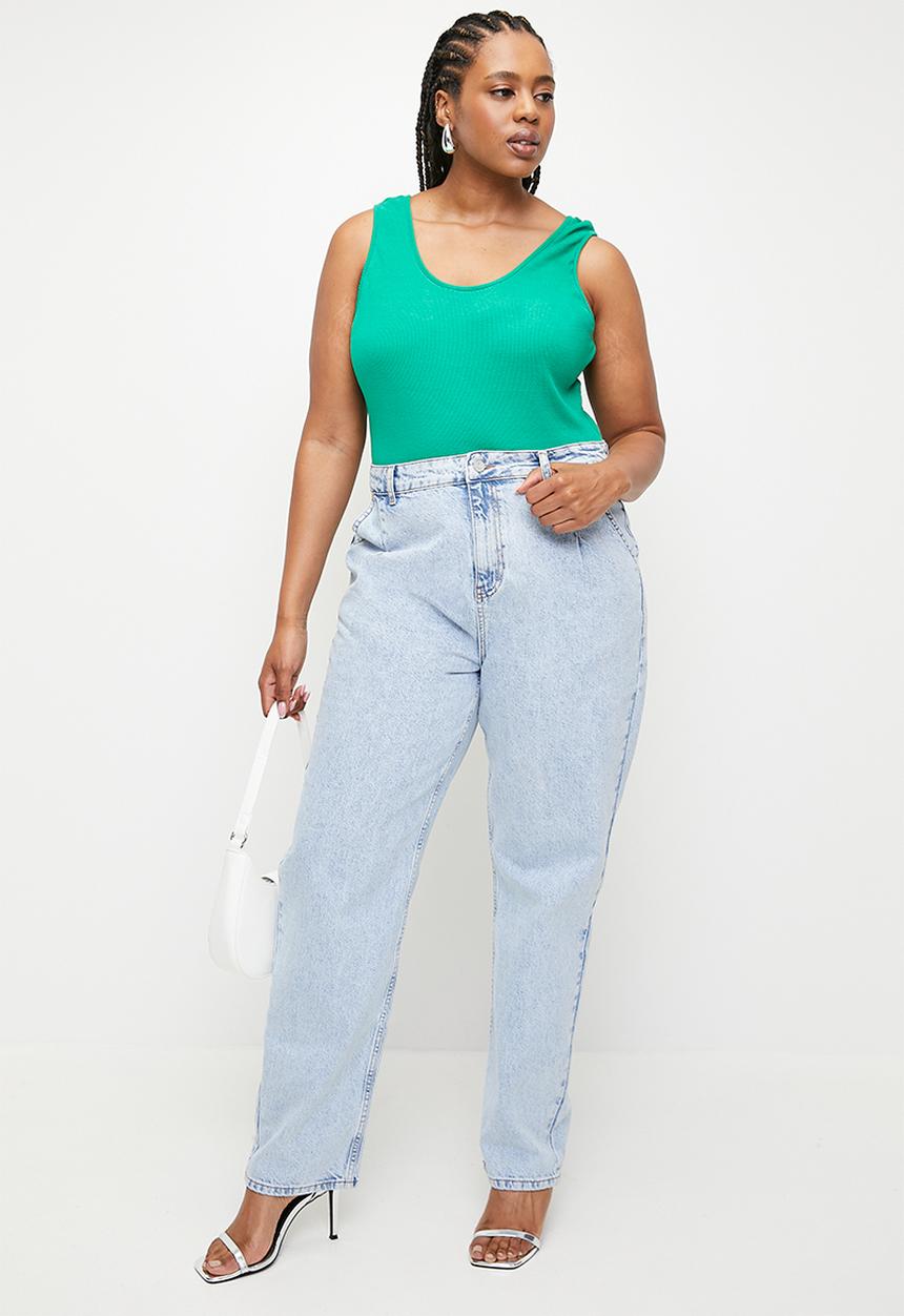 boohoo - Plus Pleated At Waist Roll Hem Mom Jeans - Acid Wash Light Blue