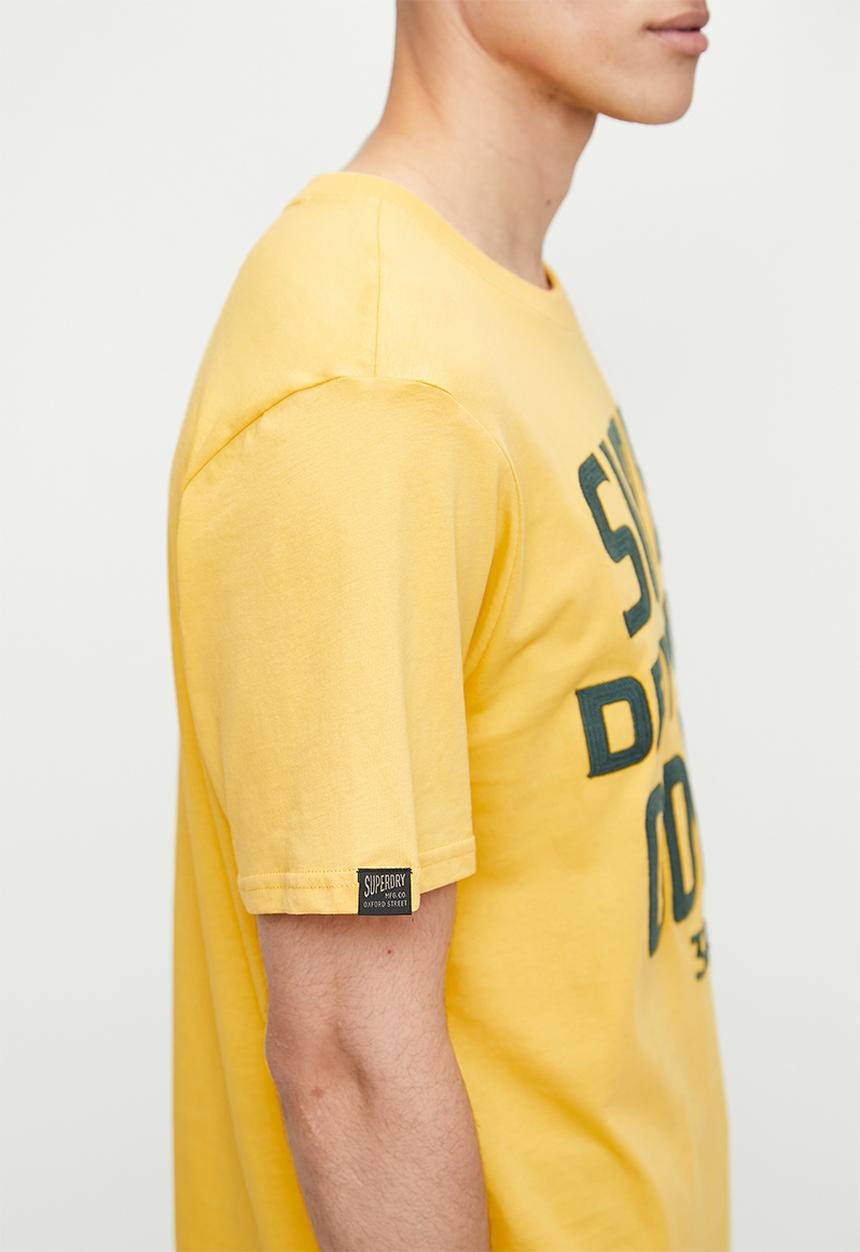 Superdry. - Embroidered script graphic tee - ochre