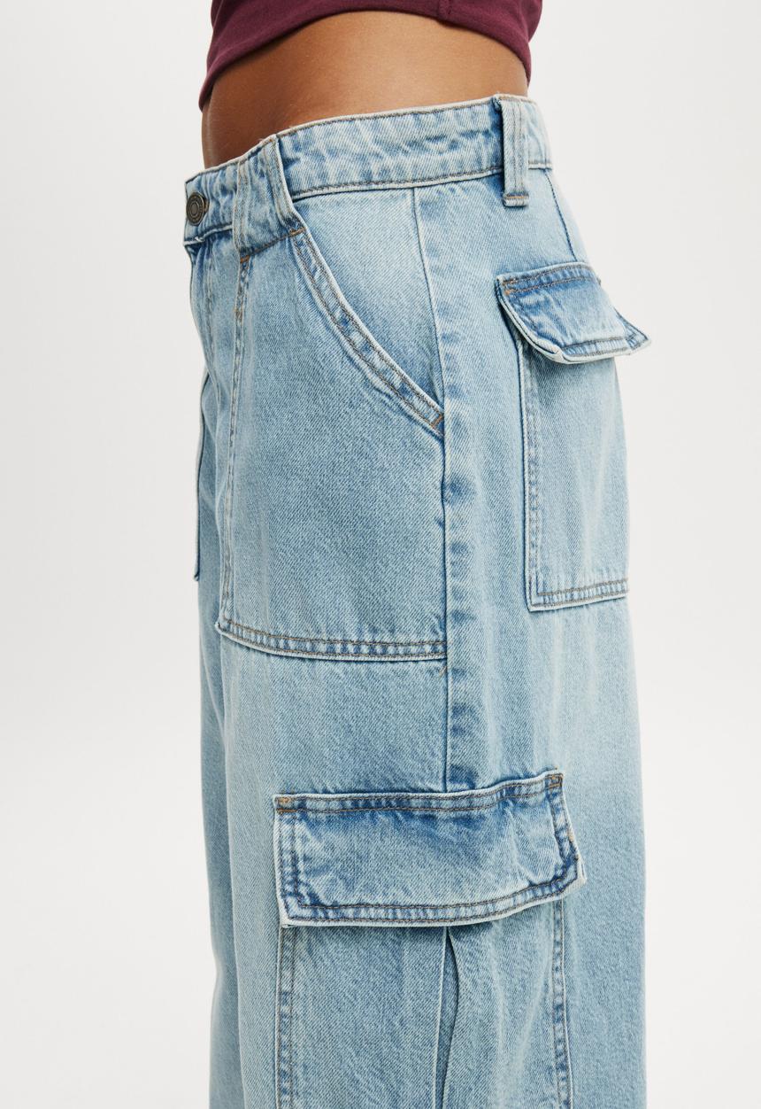Cotton On - Relaxed Cargo Jean - Sunfaded Blue