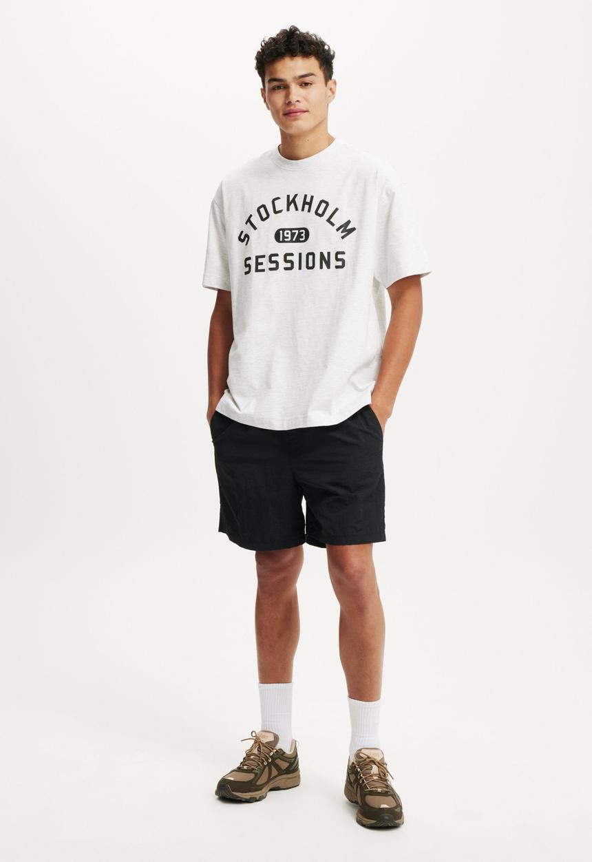 Cotton On - Box Fit Graphic T-Shirt - White Marle/Stolkholm Sessions