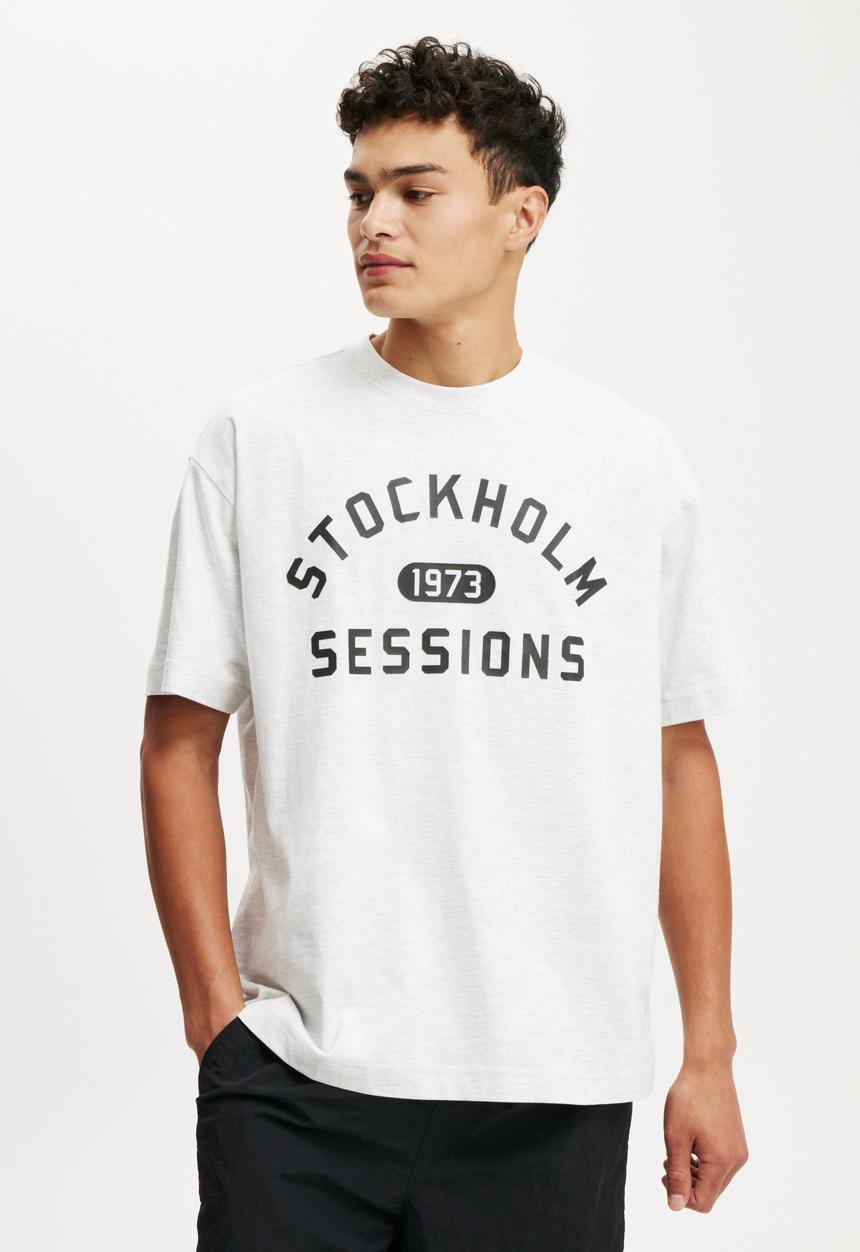 Cotton On - Box Fit Graphic T-Shirt - White Marle/Stolkholm Sessions