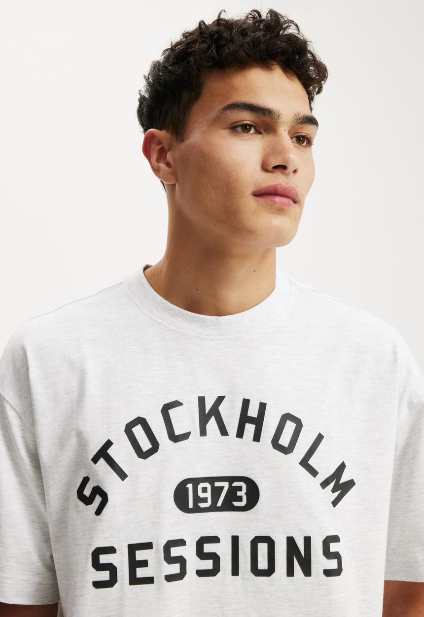 Cotton On - Box Fit Graphic T-Shirt - White Marle/Stolkholm Sessions