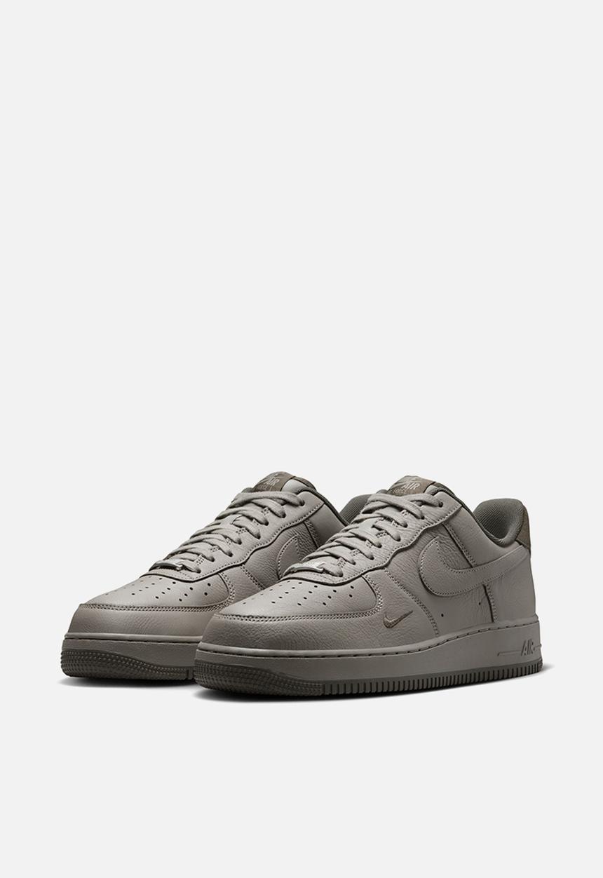 Nike - AIR FORCE 1 '07 LV8