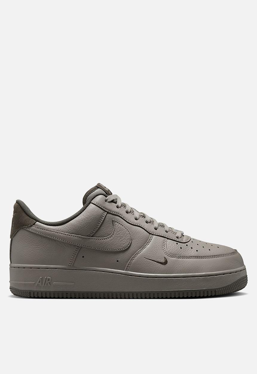 Nike - AIR FORCE 1 '07 LV8