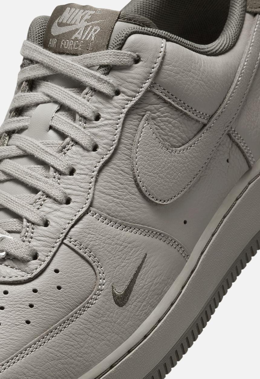 Nike - AIR FORCE 1 '07 LV8