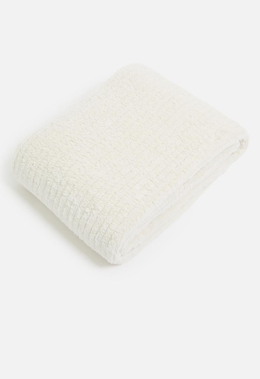 Sixth Floor - Shaggy Ribbed Fleece Bed Throw - Winter White