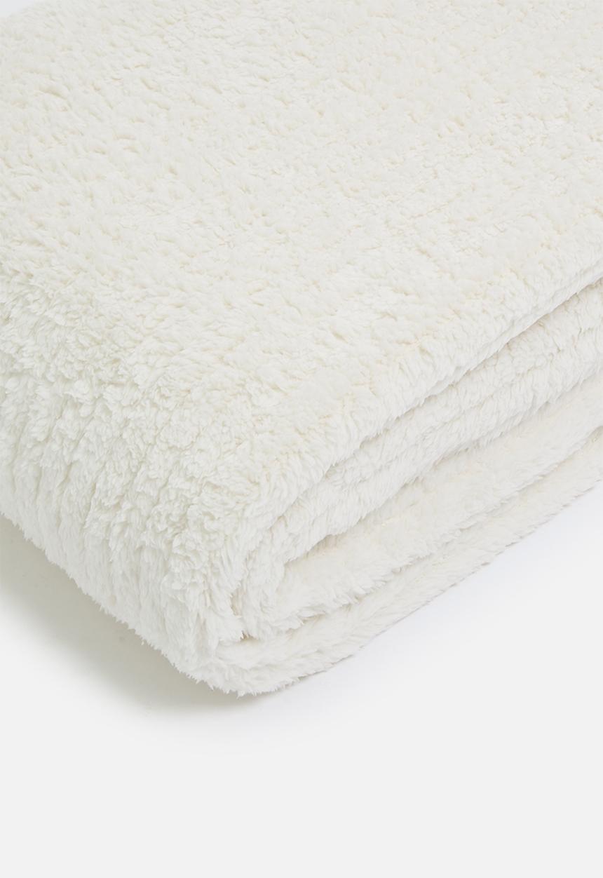 Sixth Floor - Shaggy Ribbed Fleece Bed Throw - Winter White