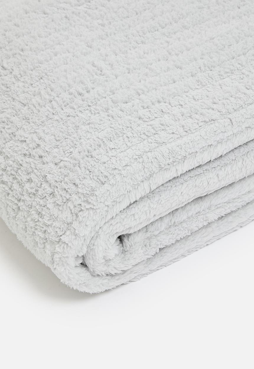 Sixth Floor - Shaggy Ribbed Fleece Bed Throw - Silver