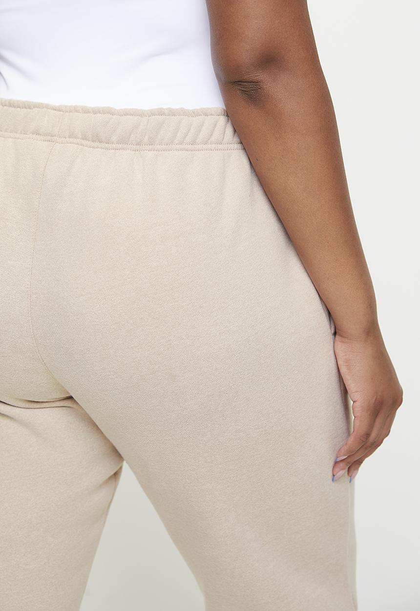 Cotton On - Plus Plush Essential Gym Sweatpant - Sesame Marle