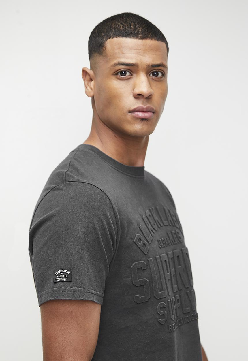 Superdry. - Embossed logo graphic T-shirt - blackboard